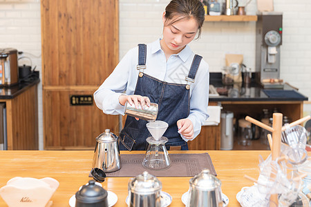 女性咖啡师手冲咖啡图片素材