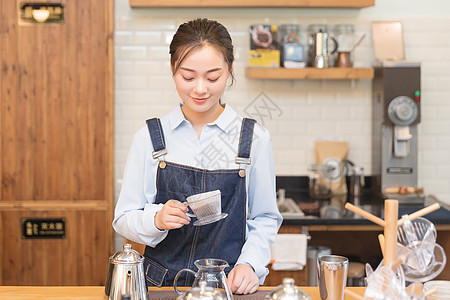 女性咖啡师手冲咖啡图片素材
