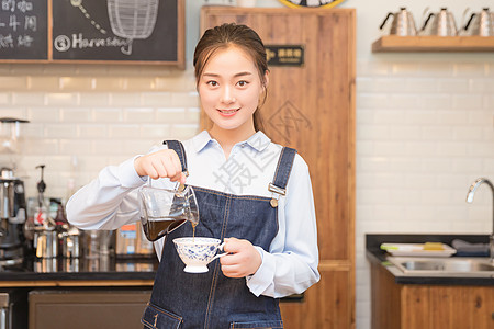 女性咖啡师手冲咖啡图片素材