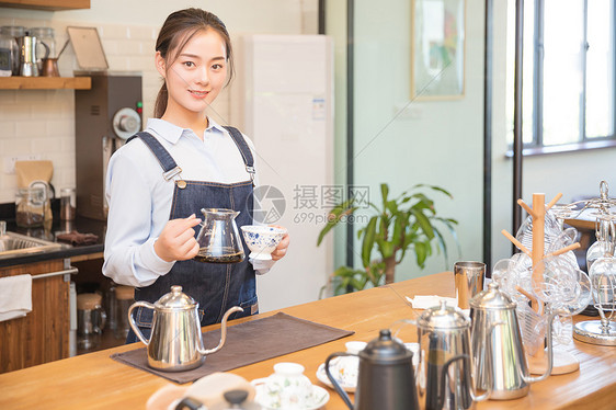 女性咖啡师手冲咖啡图片