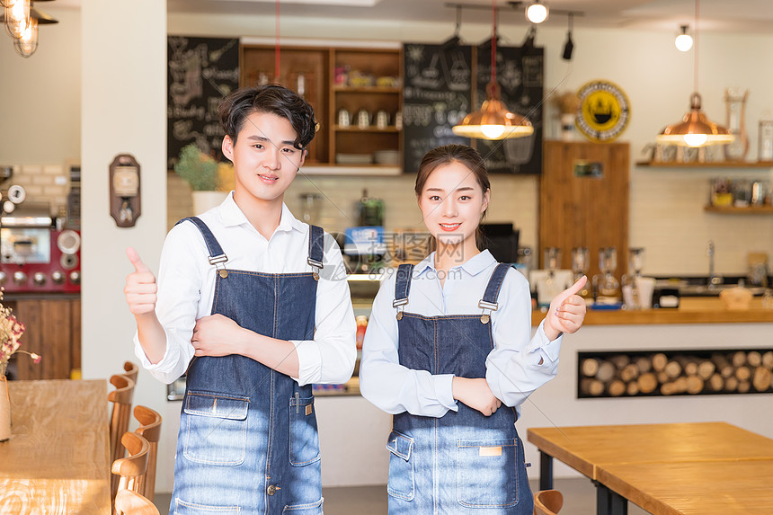 咖啡馆男女服务员举大拇指动作图片