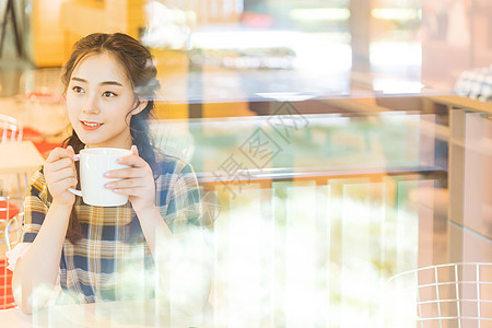 咖啡店喝咖啡的女孩图片