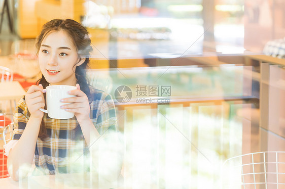 咖啡店喝咖啡的女孩图片