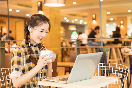 美女喝咖啡咖啡店青春女孩看电脑背景