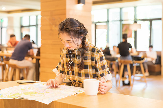 咖啡店青春女孩图片