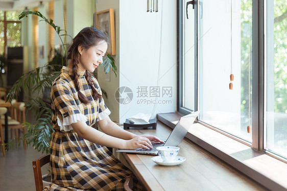 咖啡馆青春女孩用电脑图片