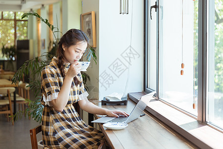 咖啡人物咖啡馆青春女孩用电脑背景