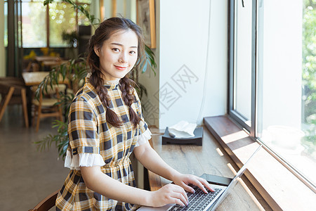 咖啡馆青春女孩用电脑图片