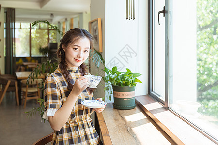 青春美女咖啡馆喝咖啡图片