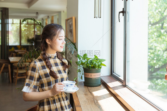 青春美女咖啡馆喝咖啡图片