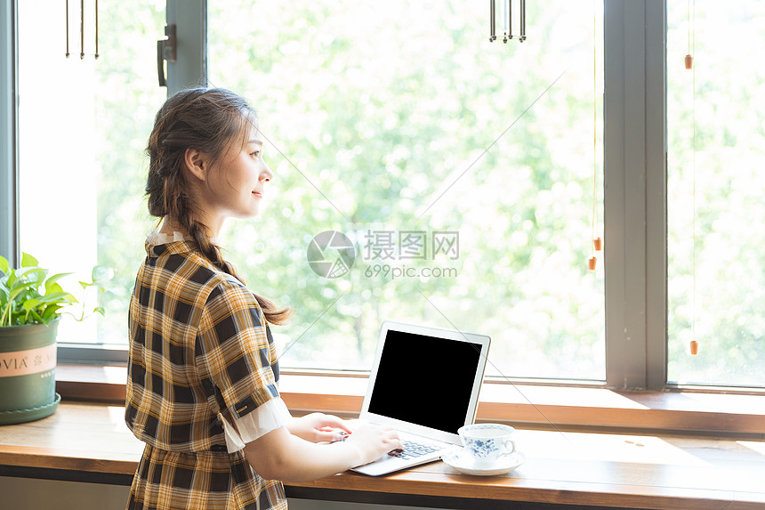 咖啡馆青春女孩用电脑图片