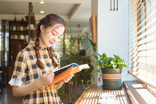 青春女孩馆咖啡馆看书图片