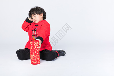 春节喜庆儿童玩鞭炮背景图片