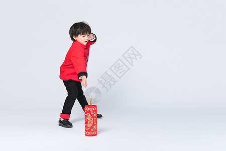 春节喜庆儿童玩鞭炮背景图片