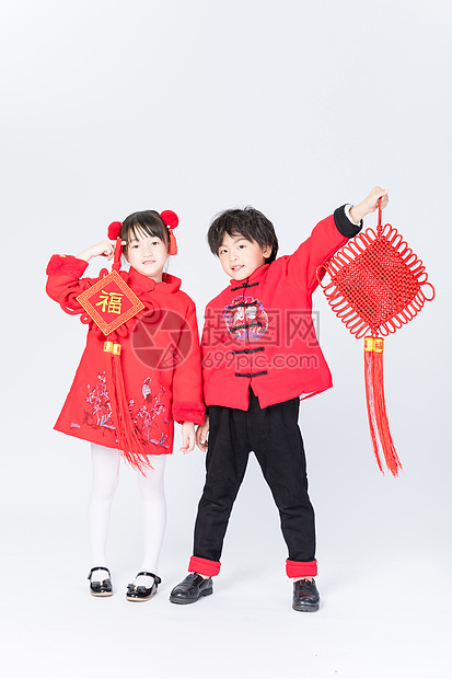 高清照片下载,该高清照片标题为新年儿童手拿中国结拜年,编号