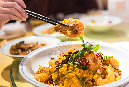 夹油爆虾食客品尝油爆虾背景