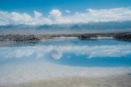 航拍山脉翡翠湖背景