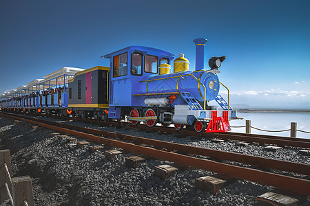 茶卡盐湖上的蓝色火车自然美高清图片素材