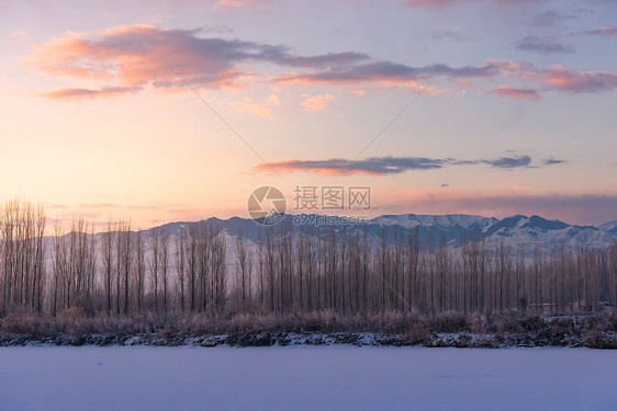 伊犁雪山图片