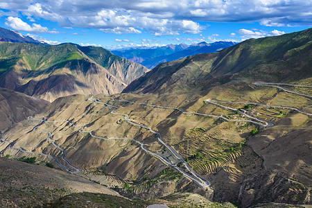 西藏沿途风光山路曲折蜿蜒背景图片