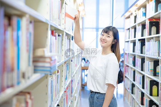图书馆拿书的女生图片