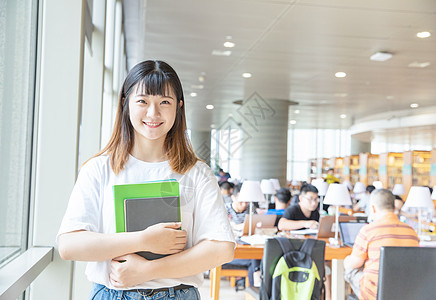 年轻美女美女图书馆学习背景