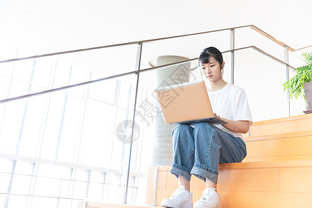 用电脑学习的美女背景图片