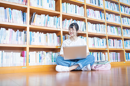 使用笔记本学习的女生图片