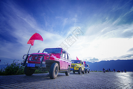 洱海公园国庆五星红旗吉普车旅游车队背景