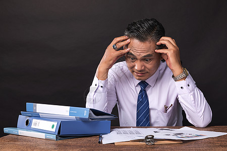 工作中苦恼的中年人图片素材