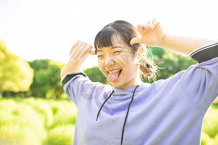 吐舌的可爱女生图片