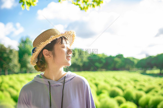 亲近大自然的少女图片