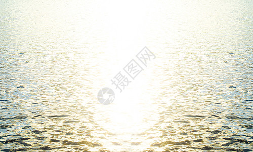 阳光下的海水图片