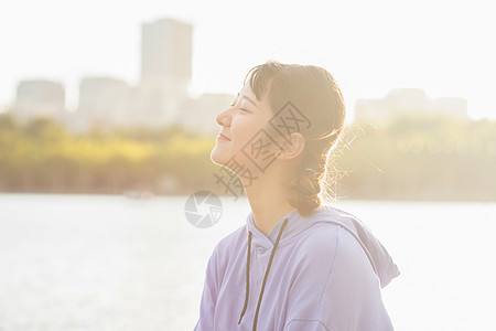 湖边小清新美女图片