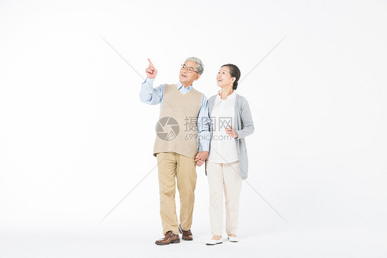 幸福的老年夫妻牵手散步图片