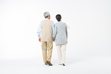 幸福的老年夫妻牵手散步高清图片