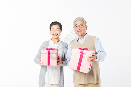 幸福的老年夫妻手拿礼盒背景图片