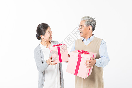 幸福的老年夫妻手拿礼盒背景图片
