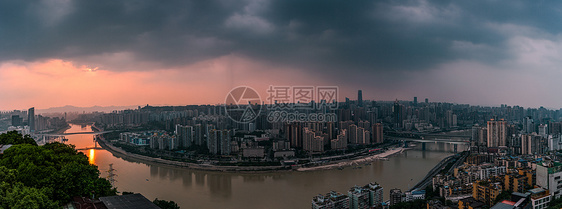 暴雨中的重庆观音桥全景图片