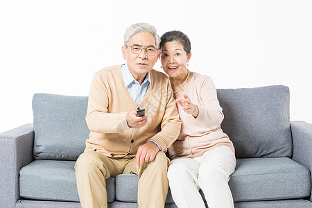 男性健康沙发上老年夫妻看电视背景