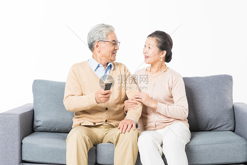沙发上老年夫妻看电视图片
