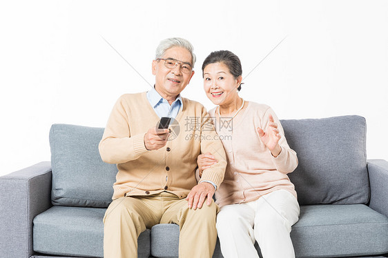 沙发上老年夫妻看电视图片