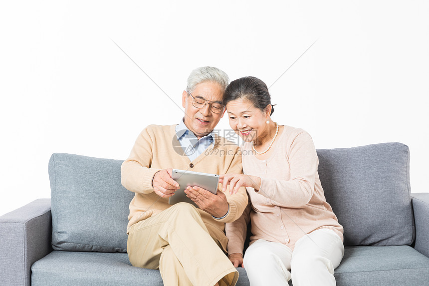 老年夫妻看平板电脑图片