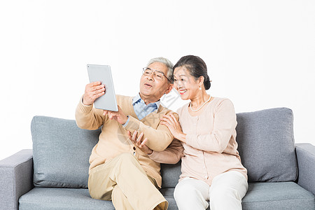 老年夫妻用平板电脑视频通话高清图片