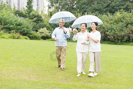 老年人散步幸福一家人雨天散步背景