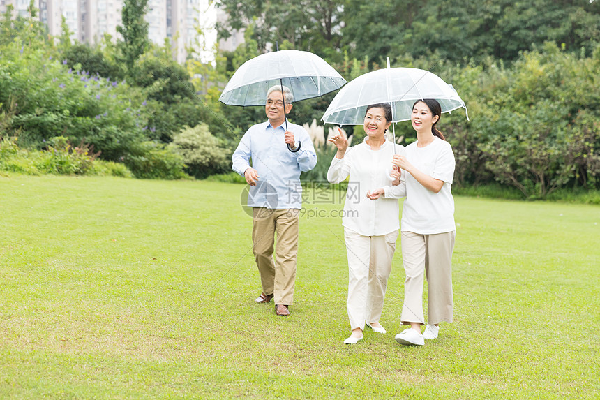 幸福一家人雨天散步图片