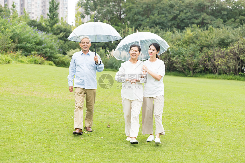 幸福一家人雨天散步图片