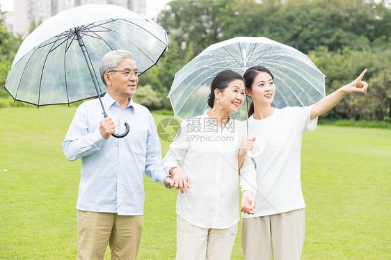 幸福一家人雨天散步图片