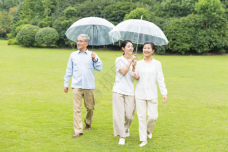 幸福一家人雨天散步图片