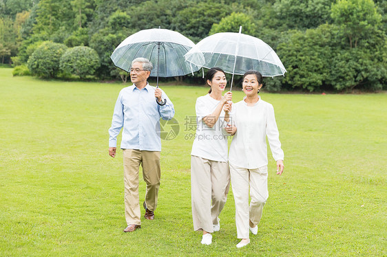 幸福一家人雨天散步图片